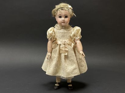 STEINER Beautiful closed-mouth doll, debossed...