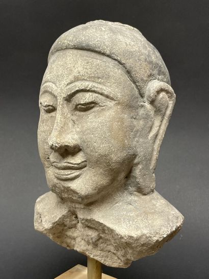 Ancienne tête de Bouddha.
Grès calcaire.
Birmanie...