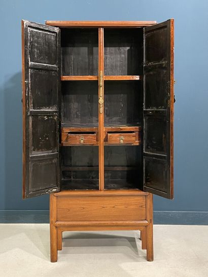 Armoire chinoise ouvrant à deux portes, decouvrant...