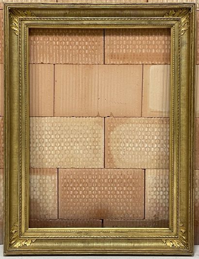 Grand cadre en bois et stuc doré. 
Dim. intérieur:...