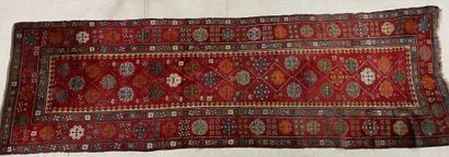 Tapis d'Orient en galerie. 
420 x 120 cm....