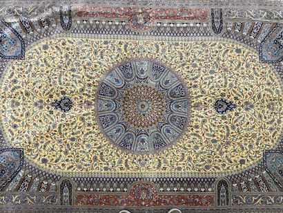 Grand tapis en soie, avec cartouche sur fond...