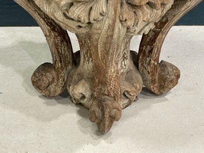 Grand chapiteau en bois sculpté formant support.
XVIII°...