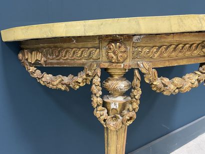 Console en bois sculpté et doré, plateau...
