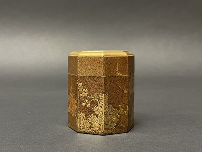 Petite boite octogonale en laque hiramaki-e...