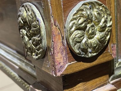 Bureau en placage d'acajou et marqueterie...