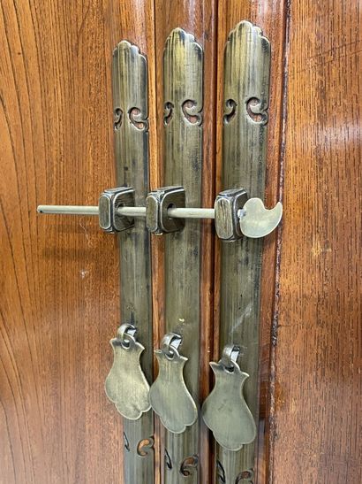 Armoire chinoise ouvrant à deux portes, decouvrant...