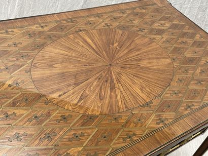 Table de salon marquetée
Style Louis XVI...
