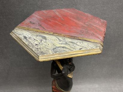 Guéridon en bois sculpté patiné, figurant...
