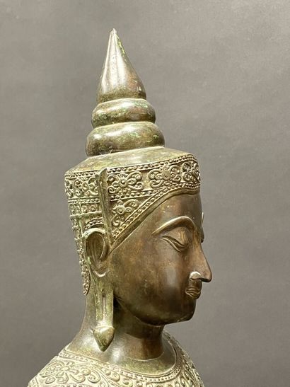 Bouddha au beau visage souriant, les yeux...