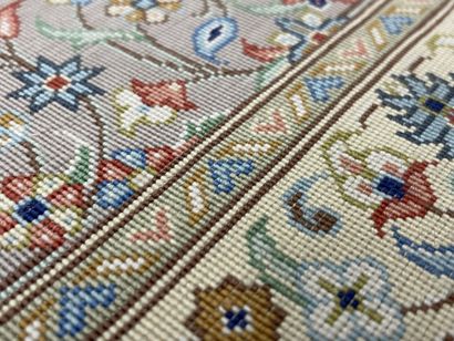 Grand tapis en soie, avec cartouche sur fond...