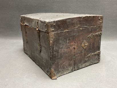 Coffret de voyage XVII°
Bois et ferronneries,...