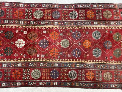 Tapis d'Orient en galerie. 
420 x 120 cm....