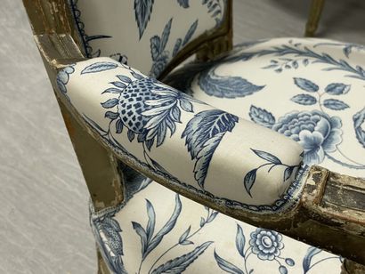 Paire de fauteuils cabriolets à dossier en...