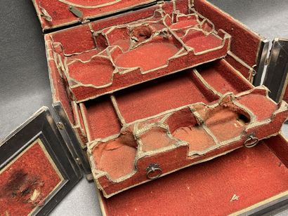 Coffret de voyage XVII°
Bois et ferronneries,...