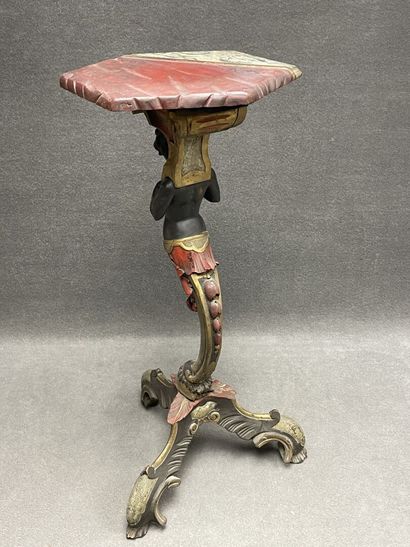Guéridon en bois sculpté patiné, figurant...