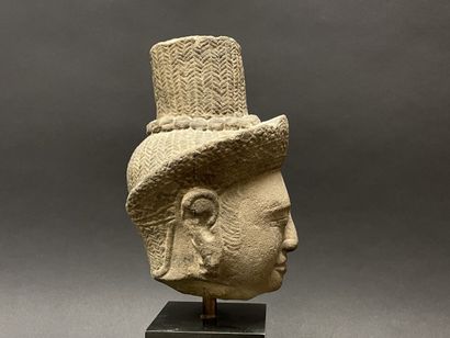 Tête de bouddha.
Vishnou, les yeux mi-clos,...