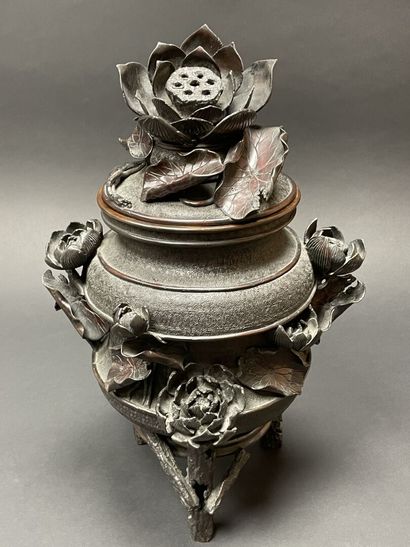 Vase couvert en bronze patiné à décor en...