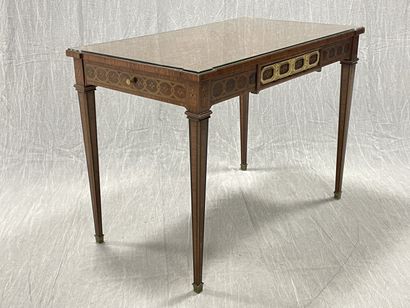 Table de salon marquetée
Style Louis XVI...