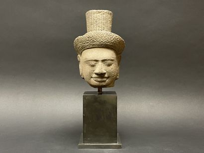 Tête de bouddha.
Vishnou, les yeux mi-clos,...