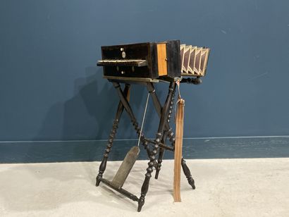 Harmoniflûte XIX° sur son socle en bois tourné....