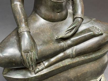 Bouddha au beau visage souriant, les yeux...