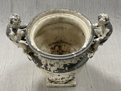 Grand vase aux amours.
Epreuve en fonte,...