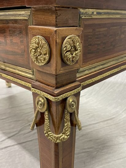 Bureau en placage d'acajou et marqueterie...