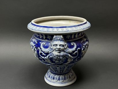 Grand cache pot en grès d'Alsace, 
Style...