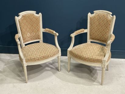 Paire de fauteuils en bois sculpté laqué.
Epoque...