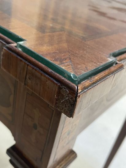 Table de salon marquetée
Style Louis XVI...