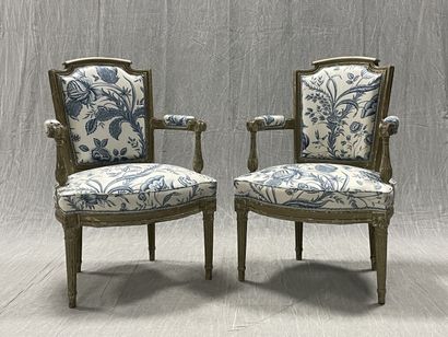 Paire de fauteuils cabriolets à dossier en...