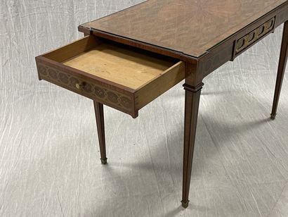 Table de salon marquetée
Style Louis XVI...