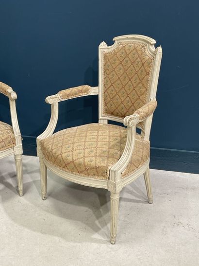 Paire de fauteuils en bois sculpté laqué.
Epoque...