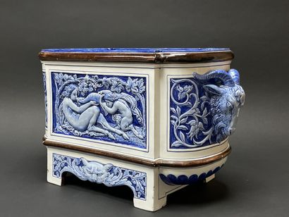 GIEN période 1866-1871
Très importante jardinière...