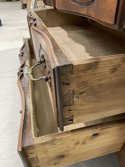 Commode en noyer mouluré, façade arbalète...
