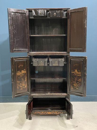 Meuble chinois en trois éléments ouvrant...
