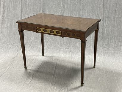 Table de salon marquetée
Style Louis XVI...