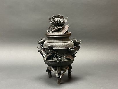 Vase couvert en bronze patiné à décor en...