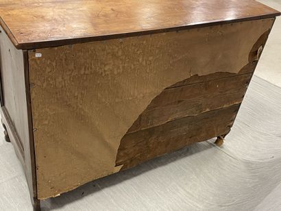 Commode en noyer mouluré, façade arbalète...
