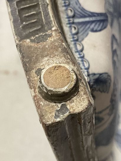 Paire de fauteuils cabriolets à dossier en...
