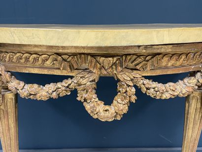 Console en bois sculpté et doré, plateau...