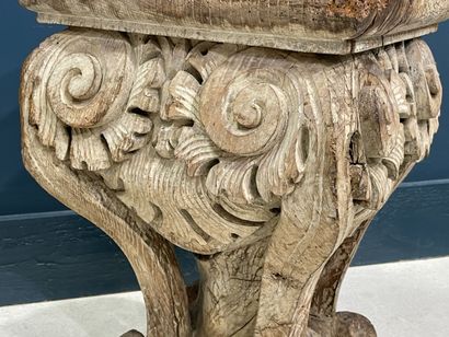 Grand chapiteau en bois sculpté formant support.
XVIII°...