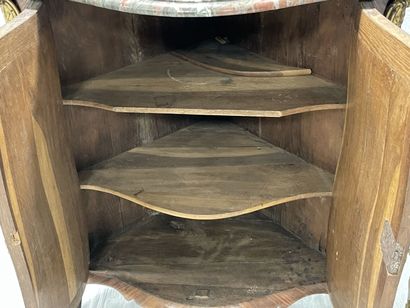 Paire d'encoignures galbées, en frisage en...