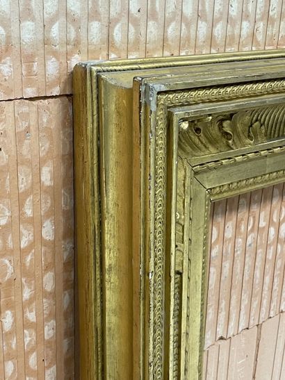 Grand cadre en bois et stuc doré. 
Dim. intérieur:...