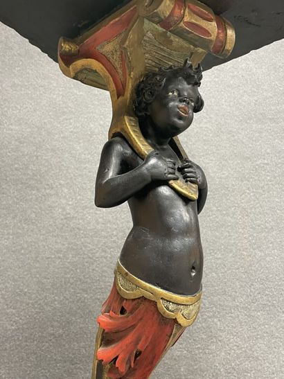 Guéridon en bois sculpté patiné, figurant...