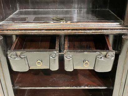 Meuble chinois en trois éléments ouvrant...