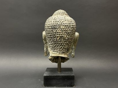 Tête de Bouddha au doux sourire, yeux mi-clos....