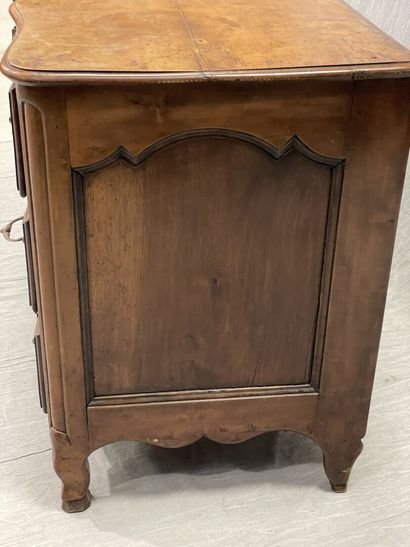 Commode en noyer mouluré, façade arbalète...
