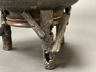 Vase couvert en bronze patiné à décor en...